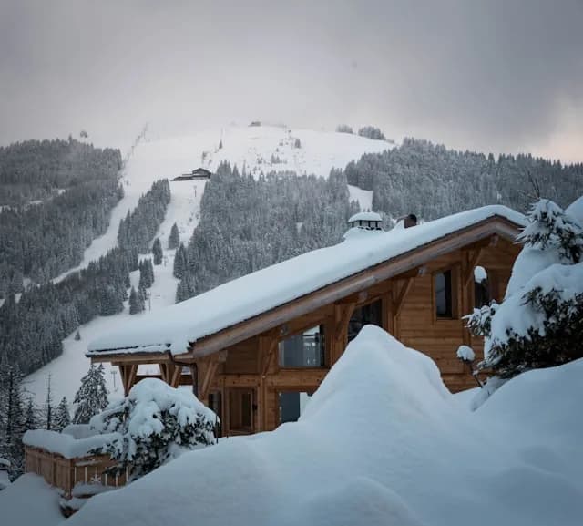 Chalet haut de gamme en montagne pendant la saison hivernale.