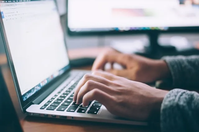 Espace de travail épuré et ordonné au sein du bureau de gestion d'un domaine de prestige, évoquant la sérénité administrative.