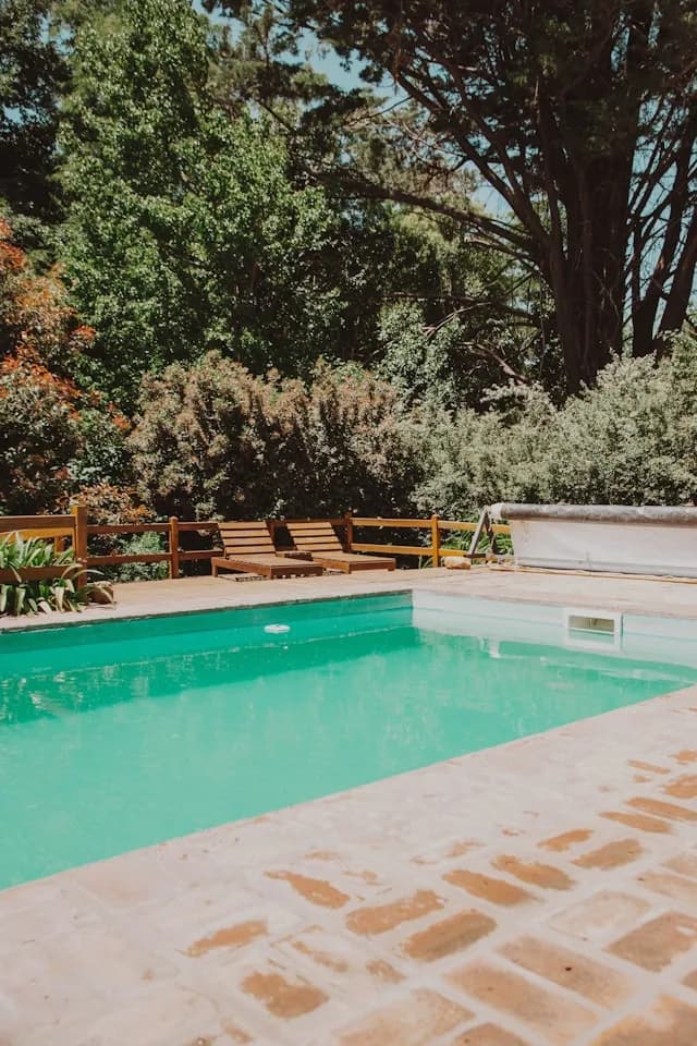 Piscine et espaces détente d'un hébergement premium.