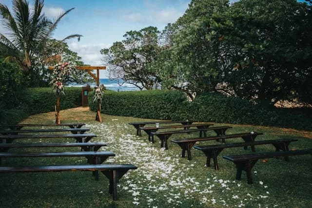 Cour d'honneur d'un château d'exception préparée pour un cocktail de mariage élégant en extérieur.