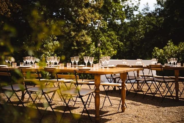 Table de réception événementielle prête pour les invités.